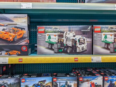 Fransa, 2 Mart 2024: LEGO Setleri Perakende Rafında