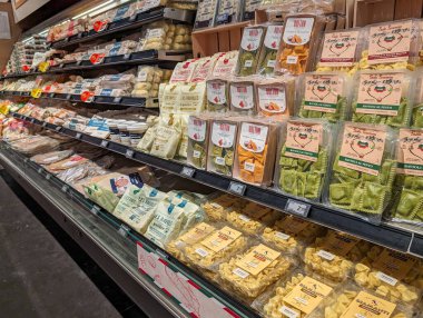 Fransa, 2 Mart 2024: Fransız Süpermarketinde Peynir Çeşitliliği