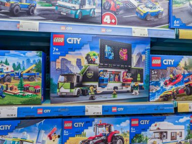 Fransa, 2 Mart 2024: Mağaza Rafında Çeşitli LEGO Şehir Setleri Gösterildi