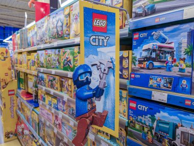 Fransa, 2 Mart 2024: LEGO Mağazada Çeşitli Gösteriler