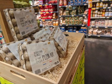 Fransa, 2 Mart 2024: Süpermarket rafında organik serbest çiftlik yumurtaları