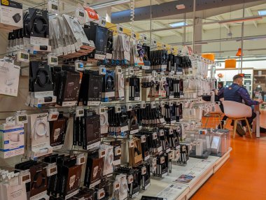 Fransa, 2 Mart 2024: Müşterilerle Elektronik Mağazası İçişleri