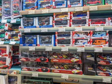 Fransa, 2 Mart 2024: Perakende mağazasındaki Model Oyuncak Arabaları Koleksiyonu