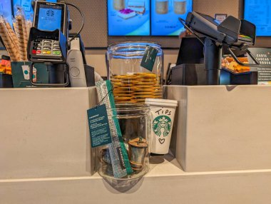 Fransa, 3 Mart 2024: Starbucks bahşiş kavanozu ve ödeme terminali