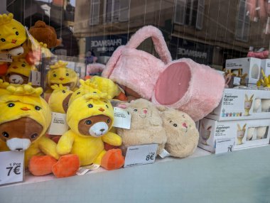 Fransa, 3 Mart 2024: Mağaza vitrininde peluş oyuncaklar