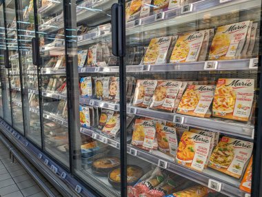 Fransa, 6 Mart 2024: Süpermarkette Donmuş Gıda Bölümü