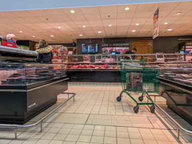 Fransa, 6 Mart 2024: Müşteriler ve Alışveriş Arabalarıyla Süpermarket Et Bölümü