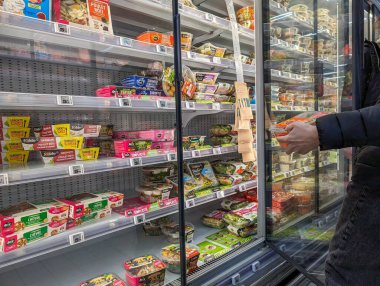 Fransa, 6 Mart 2024: Süpermarkette Tüketici Alışverişi
