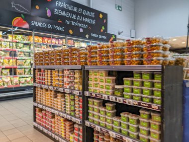 Fransa, 6 Mart 2024: Fransız süpermarketinde Paketli Gıda Çeşitliliği
