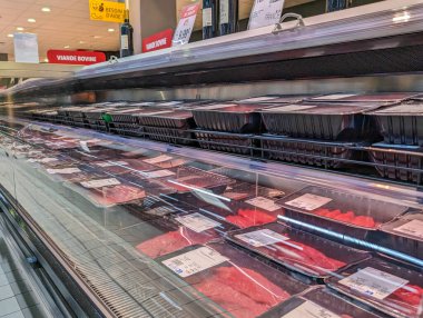Fransa, 6 Mart 2024: Süpermarkette Paketli Etler