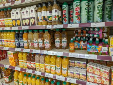 Fransa, 6 Mart 2024: Süpermarket Meşrubat Koridoru Çeşitli Meyve Suyu Markaları