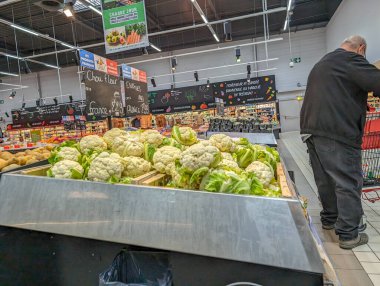 Fransa, 6 Mart 2024: Fransız Süpermarketinde Günlük Alışveriş