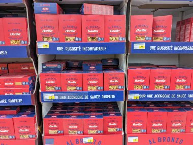Fransa, 6 Mart 2024: Süpermarket rafında çeşitli Barilla makarna kutuları