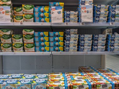 Fransa, 6 Mart 2024: Mandıra ürünleri süpermarket rafında