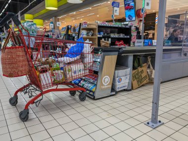 Fransa, 6 Mart 2024: Fransız Süpermarketinde Yoğun Çıkış Sayacı