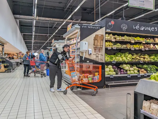 Fransa, 6 Mart 2024: Fransız süpermarketinde alışveriş