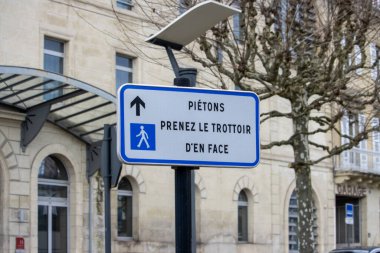 Fransa, 10 Mart 2024: Fransız Yaya Trafik İşareti Yön Değiştirme Yönünü Belirtiyor