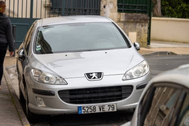 Fransa, 10 Mart 2024: Şehir Caddesi 'ne Peugeot Otomobili Park Edildi