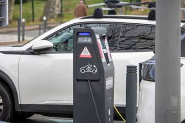 Fransa, 10 Mart 2024: Bir kamu istasyonunda elektrikli araba şarj ediliyor