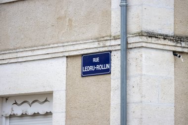 Fransa, 10 Mart 2024: Klasik Fransız Binası üzerindeki Ledru-Rollin Caddesi Tabelası