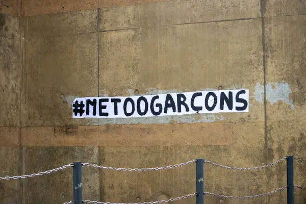 Fransa, 10 Mart 2024: Beton duvarda Grafiti etiketi MeTooGarcons