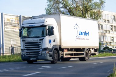 Fransa, 22 Mart 2024: Jardel Lojistik Kamyonu Urban Caddesi 'nde