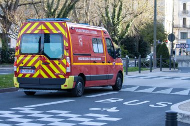 Fransa, 30 Mart 2024: Şehir Trafiğinde Acil Ambulans
