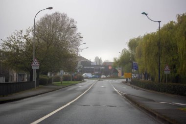 Fransa, 30 Mart 2024: Banliyö Caddesi 'nde Sisli Sabah