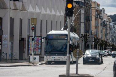 Fransa, 30 Mart 2024: Tramvay ve Trafik Işıklı Kentsel Geçiş Sistemi