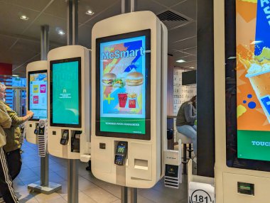 Fransa, 01 Nisan 2024: Fast food restoranında self-servis büfeleri