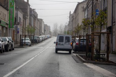 Fransa, 30 Mart 2024: Arabalı ve yaya geçitli Misty Urban Street Scene