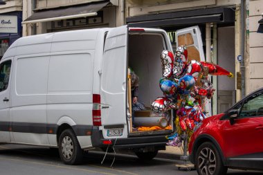 Fransa, 24 Mart 2024: Balon tedarikçisi Renkli Helyum Balonlarını Van 'a Yüklüyor