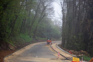 Fransa, 30 Mart 2024: Misty Forest 'ta Yol Yapımı