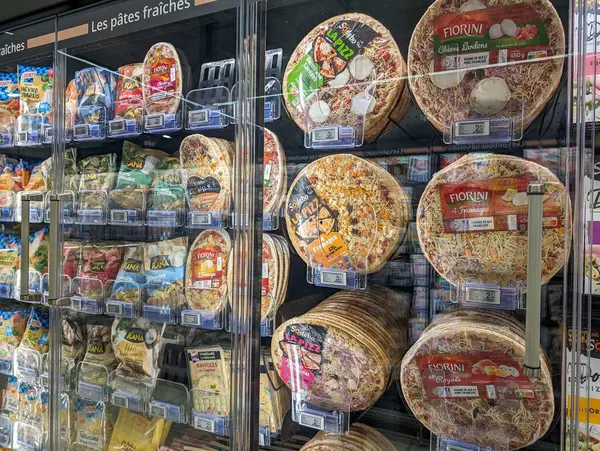 Fransa, 23 Mart 2024: Süpermarkette Taze Makarna Seçimi