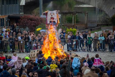 Fransa, 24 Mart 2024: Kalabalık tarafından izlenen heybetli yakma töreni
