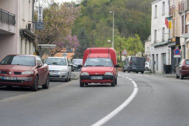 Fransa, 07 Nisan 2024: Sokakta Otomobillerle Şehir Bahar Günü