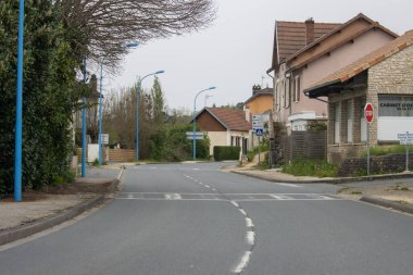 Fransa, 07 Nisan 2024: Sakin bir banliyö sokağı, konut evleri ve dur işareti