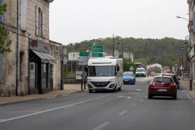 Fransa, 07 Nisan 2024: Yol İşaretleri ve Araçlarla Yoğun Sokak Sahnesi