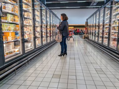 Fransa, 16 Mart 2024: Süpermarkette Tüketici Alışverişi Donmuş Gıda Bölümü