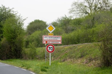 Fransa, 07 Nisan 2024: Les Versannes Yolu İşareti