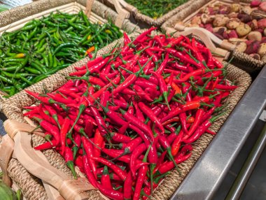 Fransa, 16 Mart 2024: Piyasada taze kırmızı ve yeşil biber sergileniyor