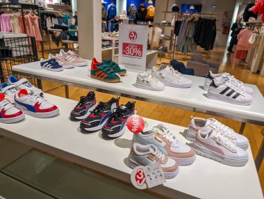 Fransa, 30 Mart 2024: Spor Giyim Mağazası Spor Ayakkabısı Gösterimi