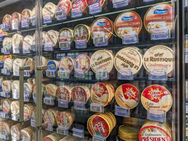 Fransa, 23 Mart 2024: Süpermarket Buzdolabında Fransız Peynirlerinin Çeşitliliği