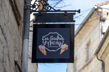 Fransa, 10 Mart 2024: Tarihi Şehir Sokak 'ta Sanatsal Waffle Dükkanı Tabelası