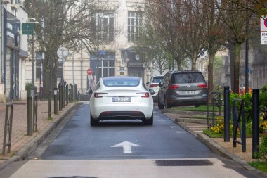 Fransa, 30 Mart 2024: Tek yönlü Şehir Sokağında Elektrikli Araç