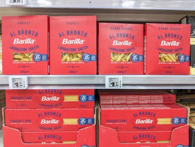 Fransa, 11 Mart 2024: Barilla Pasta Kutulu Süpermarket Rafı