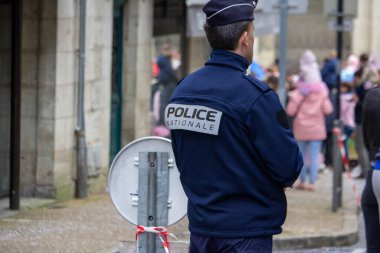Fransa, 24 Mart 2024: Görevli Fransız Polis Memuru