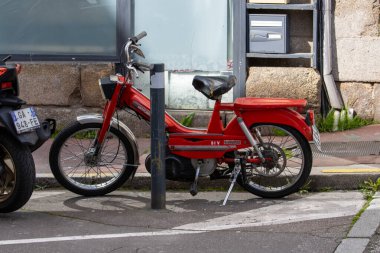 Fransa, 30 Mart 2024: Vintage Red Moped Caddeye park etti