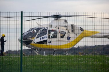Fransa, 04 Nisan 2024: Acil Servis Helikopteri Çitin Arkasında