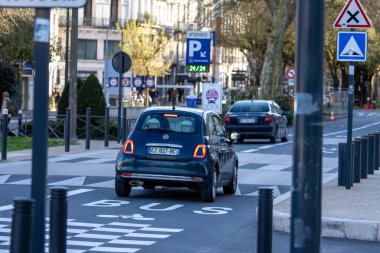 Fransa, 30 Mart 2024: Kavşakta Arabalı Şehir Trafik Sahnesi